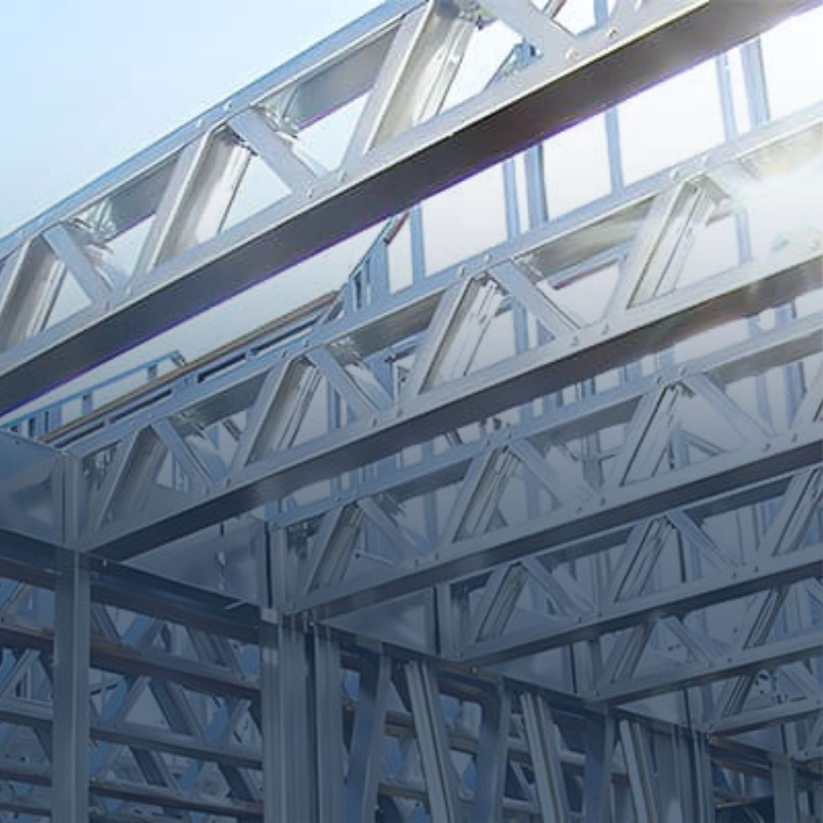 Lichte staalframebouw in aanbouw onder een heldere lucht